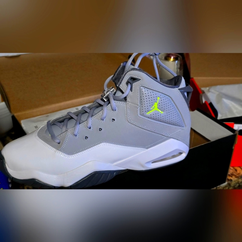 Brand new still in the og box Jordan's i thought I ordered a 10.5 and I didn't